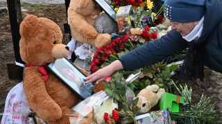 Могилы семьи из пяти человек, включая троих детей, которые погибли в Харькове в результате российской атаки