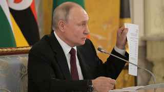 Путин демонстрирует африканским лидерам "проект мирного соглашения" с Украиной, который обсуждался в Турции в 2022 году